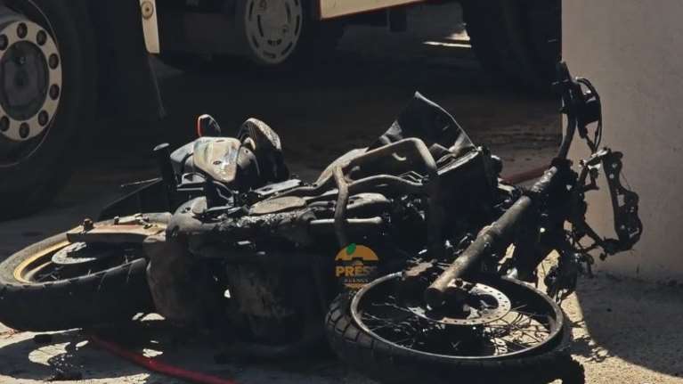 Φωτιά εν κινήσει πήρε μοτοσικλέτα των ΔΙΑΣ στη λεωφόρο Ηρακλείου [βίντεο]