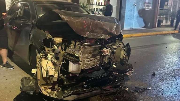 Σοβαρό τροχαίο στην Αρτέμιδα: Η στιγμή που αυτοκίνητο πέφτει πάνω σε πούλμαν [βίντεο]