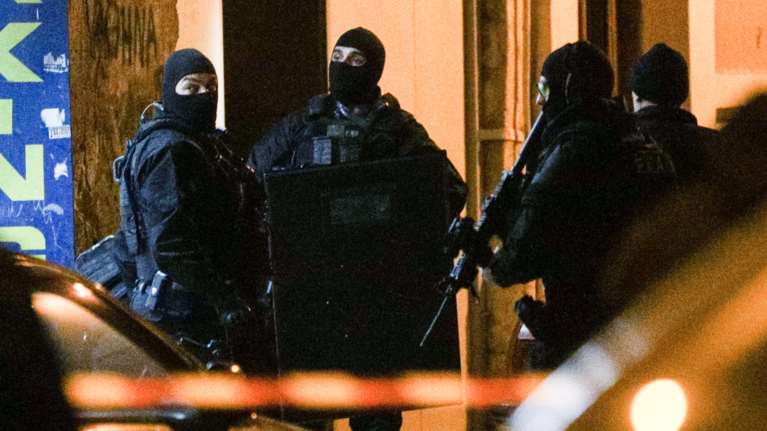 Εφοδος της Αντιτρομοκρατικής στα Εξάρχεια: Τρεις προσαγωγές για τους βομβιστές του Εδιμβούργου