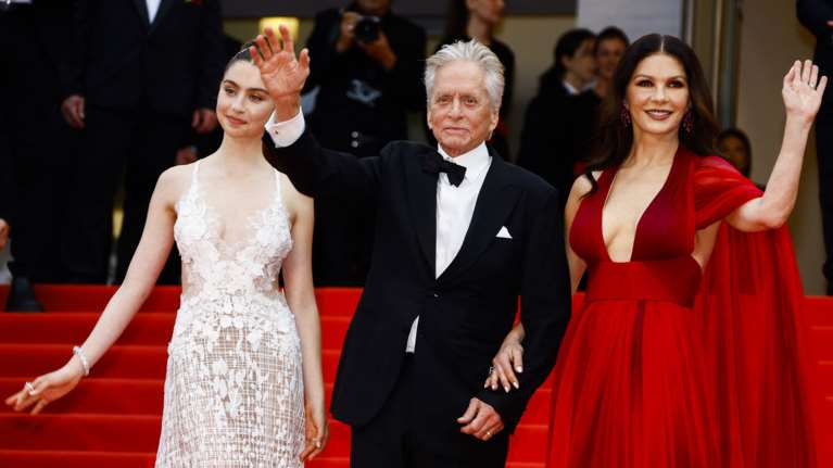 Κάθριν Ζέτα-Τζόουνς: Η στιλάτη μονόχρωμη εμφάνισή της στο Μπάκιγχαμ και η &quot;πριγκίπισσα&quot; κόρη της