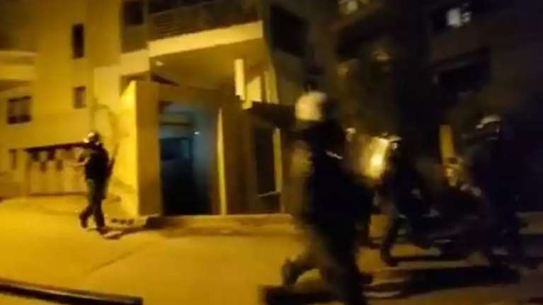 Αμερικανός φωτορεπόρτερ καταγγέλλει ξυλοδαρμό από αστυνομικούς στα Εξάρχεια [βίντεο]