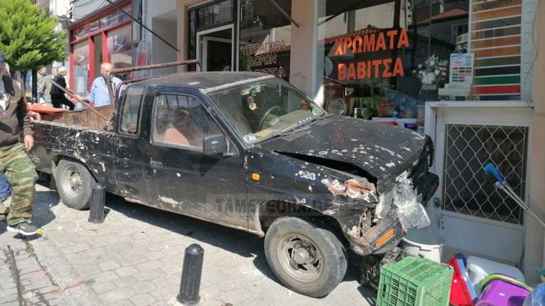 Σκηνές πανικού στη λαϊκή αγορά Καλαμπάκας – Αγροτικό παρέσυρε τρία άτομα [εικόνες]