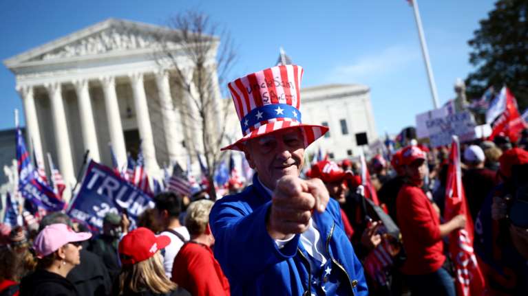 ΗΠΑ: Χιλιάδες διαδηλωτές στον Λευκό Οίκο μετά από &quot;προκλητήριο&quot; Τραμπ -  &quot;Σταματήστε την κλοπή&quot;