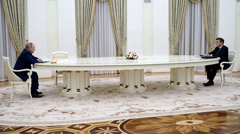 Viral το τεράστιο λευκό τραπέζι που έκατσαν Πούτιν και Μακρόν - Απίστευτο γέλιο και αιχμηρό πρωτοσέλιδο της Liberation