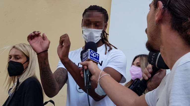 Σεμέδο: &quot;Είμαι αθώος, δεν βλέπεις;&quot; - Έδειχνε τα χέρια του χωρίς χειροπέδες μετά την απολογία του [εικόνες - Βίντεο]