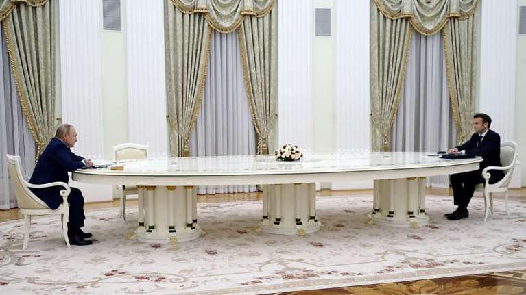 Αποκάλυψη Reuters: Ο Μακρόν έκατσε μακριά από τον Πούτιν γιατί δεν ήθελε να κάνει τεστ κορονοϊού