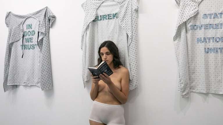 Γεωργία Λαλέ: Η εικαστικός με τη ροζ σημαία που έβαλε φωτιά στην κυβέρνηση - Οι performances, η Κάρολαϊν και ο σάλος στο Twitter