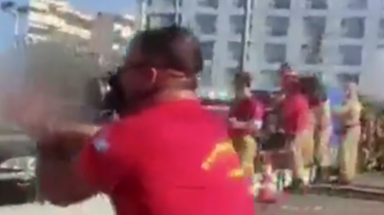 Επεισόδια στο Μαρούσι: &quot;Είστε καλά ρε;&quot; - Η στιγμή που ο τραυματισμένος πυροσβέστης φωνάζει στα ΜΑΤ [βίντεο]