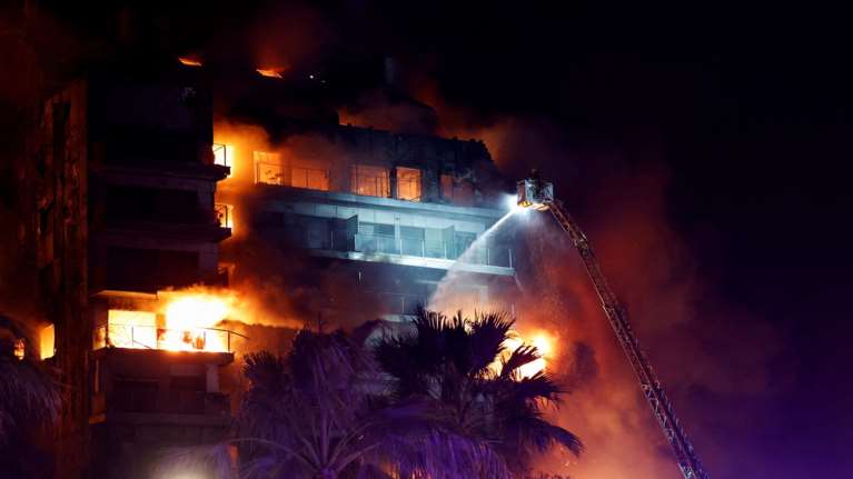 Ισπανία: 4 νεκροί και 14 τραυματίες από πυρκαγιά σε πολυκατοικία στη Βαλένθια [εικόνες - βίντεο]