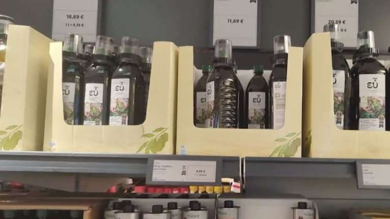 Ελαιόλαδο: Αντικλεπτικά σε μπουκάλια στα σούπερ μάρκετ - Μαζεύουν τις ελιές με... σεκιούριτι και περιπολίες [Βίντεο]