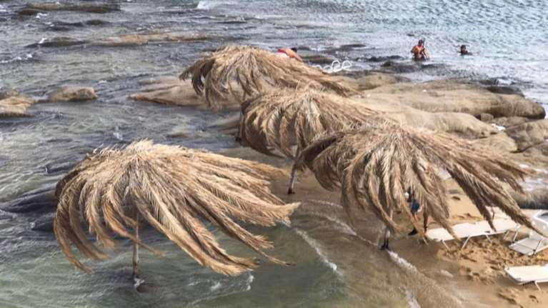 Κακοκαιρία: Το μπουρίνι &quot;σάρωσε&quot; και τις παραλίες της Χαλκιδικής [Βίντεο]