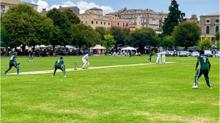 Guardian: Ο 10χρονος Τζέικ ήρθε πιο κοντά στον αδικοχαμένο πατέρα του χάρη σε έναν αγώνα κρίκετ… στην Κέρκυρα