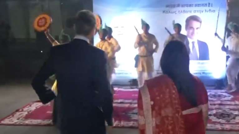 Νέο Δελχί: Με χορούς και τραγούδια υποδέχτηκαν στο αεροδρόμιο τον Μητσοτάκη [βίντεο]