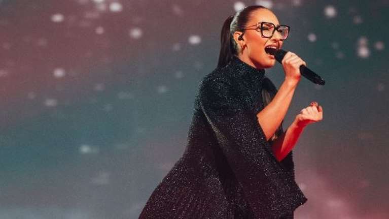 Πανέτοιμη η Klavdia για τον αποψινό B΄Ημιτελικό - Η εντυπωσιακή αλλαγή του φορέματός της επί σκηνής