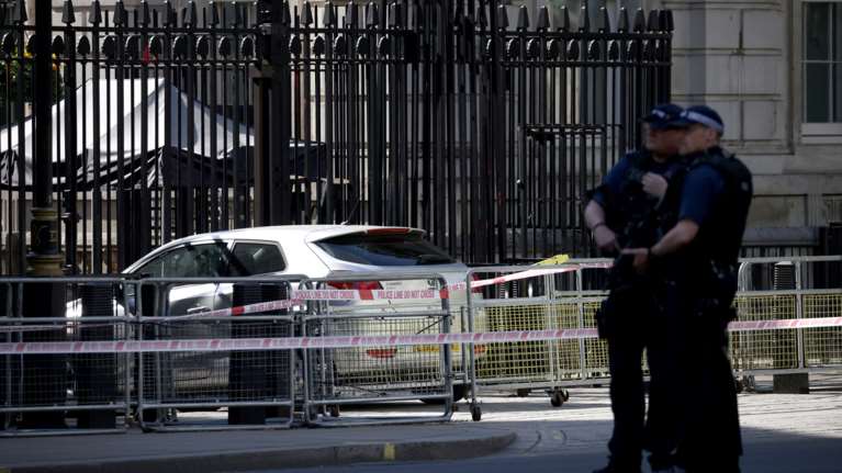 Λονδίνο: Αυτοκίνητο έπεσε στις μπροστινές πύλες της Ντάουνινγκ Στριτ- Εκεί βρίσκεται το γραφείο του Ρίσι Σούνακ