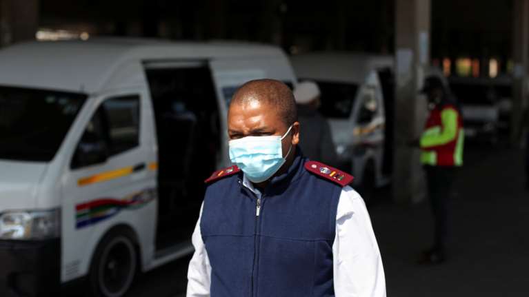 Pfizer για τη μετάλλαξη της Μποτσουάνα: Έτοιμοι να έχουμε νέο εμβόλιό σε 100 ημέρες, αν χρειαστεί