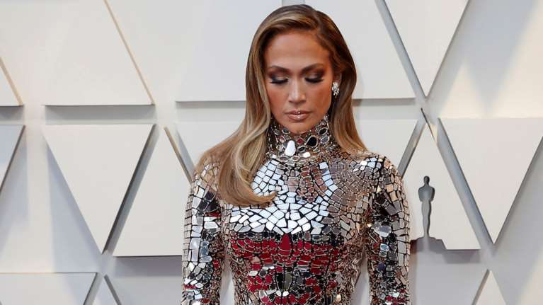 Latin Power: Η Τζένιφερ Λόπεζ ποζάρει με σύνολο ελληνίδας σχεδιάστριας