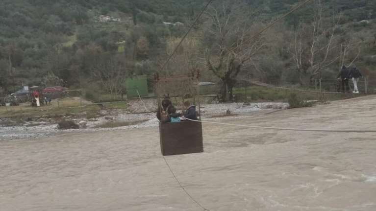 Αιτωλοακαρνανία: Παρέμβαση εισαγγελέα για τη διέλευση μαθητών από τον φουσκωμένο Εύηνο, που έκοψε την ανάσα [Βίντεο]