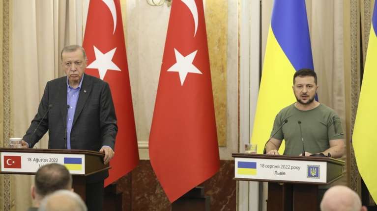 "Ευχαριστώ" Ζελένσκι στον Ερντογάν: "Βοήθησε να διασωθεί η συμφωνία για τα σιτηρά"
