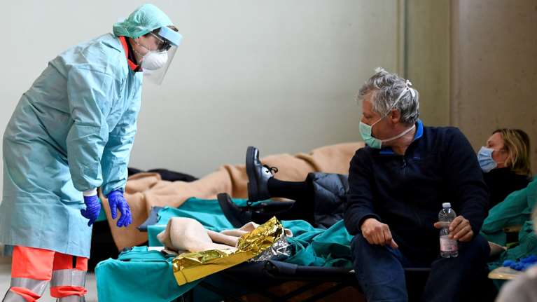 Συγκλονίζει Έλληνας γιατρός στην Ιταλία: Σε δευτερόλεπτα αποφασίζουμε ποιος θα ζήσει και ποιος θα πεθάνει