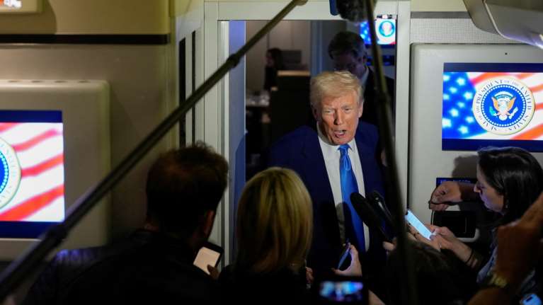 Παγκόσμιος εμπορικός πόλεμος σαρώνει τις αγορές: Δασμοί Τραμπ σε δεκάδες χώρες, 104% στην Κίνα