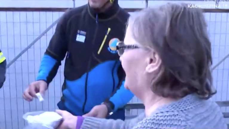 Συγκινητικές στιγμές: Η ηλικιωμένη που κέρασε λουκούμια για να ευχαριστήσει τους διασώστες [βίντεο εικόνες]