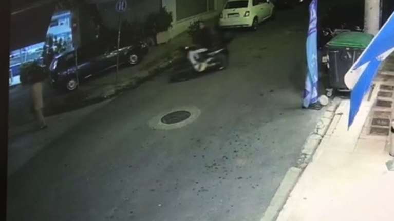 Ντοκουμέντο από τον τσαντάκια της Ηλιούπολης: Η στιγμή που ετοιμάζεται να ορμήσει σε 83χρονη [Βίντεο]