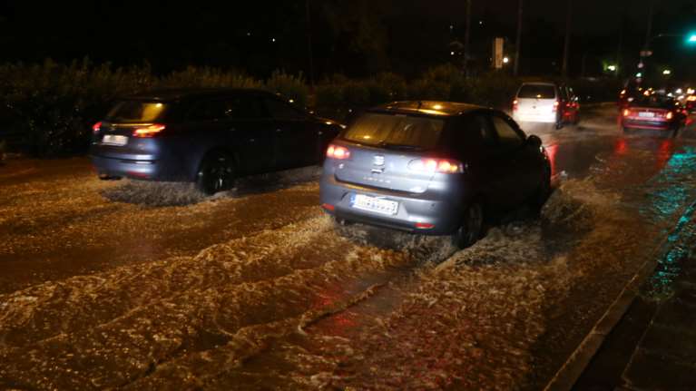 Κακοκαιρία: Ισχυρή καταιγίδα στην Αθήνα - Άνοιξαν οι ουρανοί