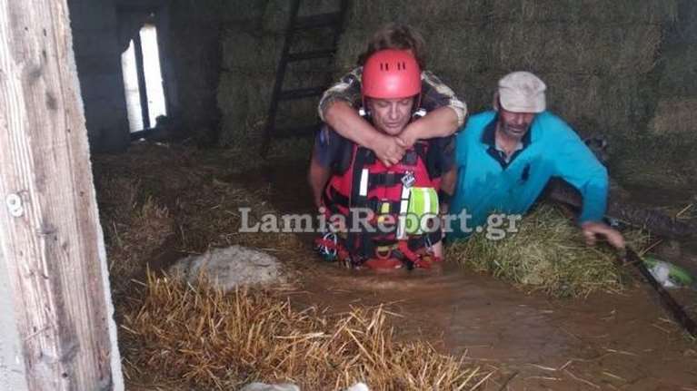 Ιανός - Σοκαριστική διάσωση: Είχαν ανέβει στις μπάλες από το τριφύλλι για να σωθούν  [εικόνες]