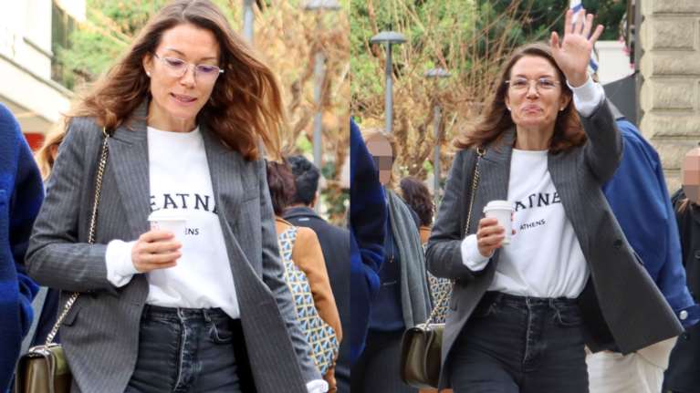 Βίκυ Καγιά: Το ξεχωριστό στιλ στο κέντρο της Αθήνας - Με Chanel loafers και μακριές λευκές κάλτσες [εικόνες]