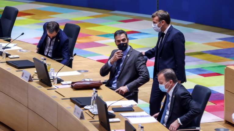 Σύνοδος Κορυφής-παρασκήνιο: Πήραν τα κινητά τηλέφωνα από τους ηγέτες - Για να μην τους &quot;ακούει&quot; η βρετανική M16