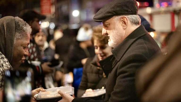 Αρχιεπίσκοπος Αμερικής Ελπιδοφόρος: Μοίρασε ζεστά γεύματα και ρούχα σε άστεγους της Νέας Υόρκης [εικόνες]