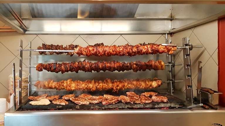 Taste Atlas: Σκληρή "μάχη" ανάμεσα στο κοκορέτσι και το τουρκικό "kokorec" - Ποιο κέρδισε