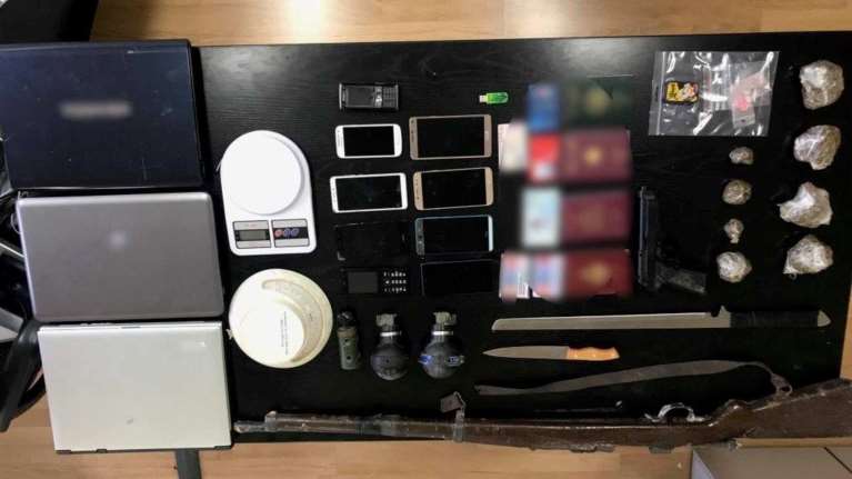 Χειροβομβίδες-καπνογόνα, σπαθί, ναρκωτικά και 4 συλλήψεις σε κτίριο στα Εξάρχεια (φωτο)