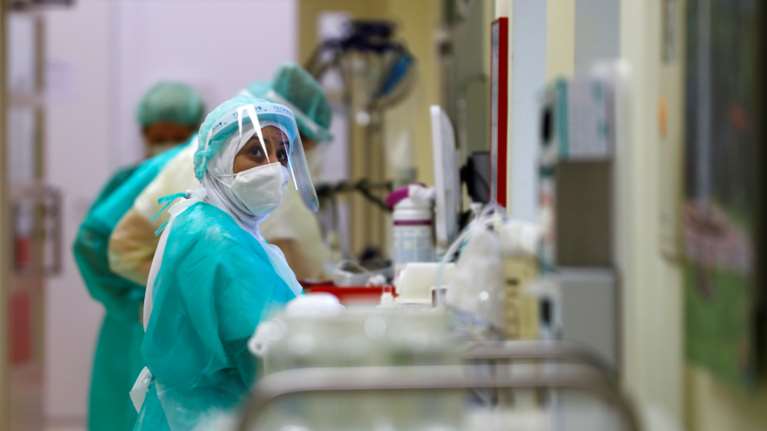 Μετά τους ιδιώτες, ακόμη και συνταξιούχοι γιατροί επιστρατεύονται στα νοσοκομεία