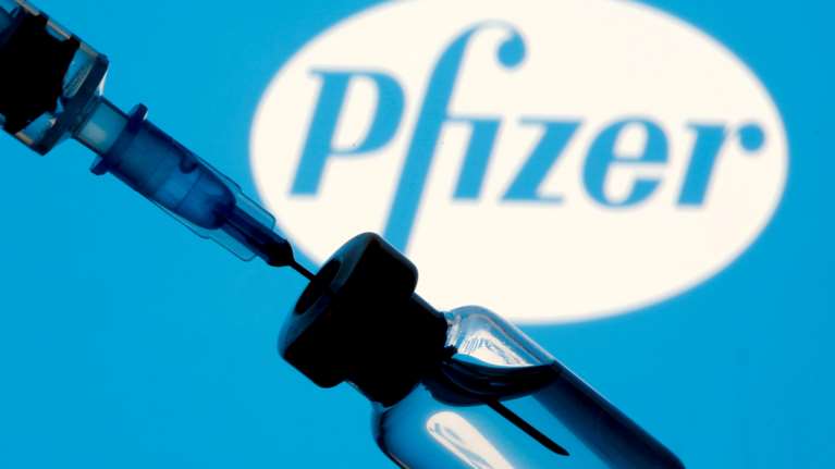Κορονοϊός: Η Pfizer θα απαιτήσει από τους εργαζομένους της να εμβολιαστούν