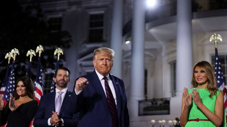 Τραμπ: Δέκα πυροβόλα όπλα βρέθηκαν στο σπίτι του πρώην διευθυντή της προεκλογικής του εκστρατείας