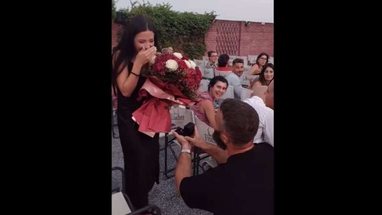 Θεσσαλονίκη: &quot;Έτρεμα ολόκληρη...&quot; - Viral η πρωτότυπη πρόταση γάμου μέσα σε κινηματογράφο [βίντεο]