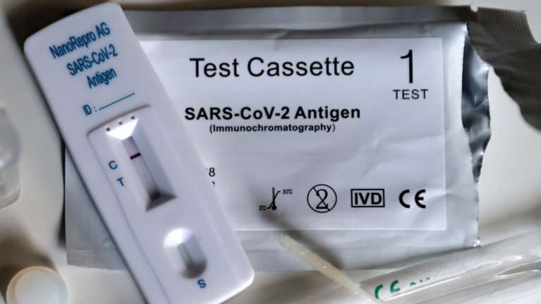 Έφτασαν τα πρώτα self tests: Ποιοι τα δικαιούνται, για ποιους είναι υποχρεωτικά και πώς γίνονται