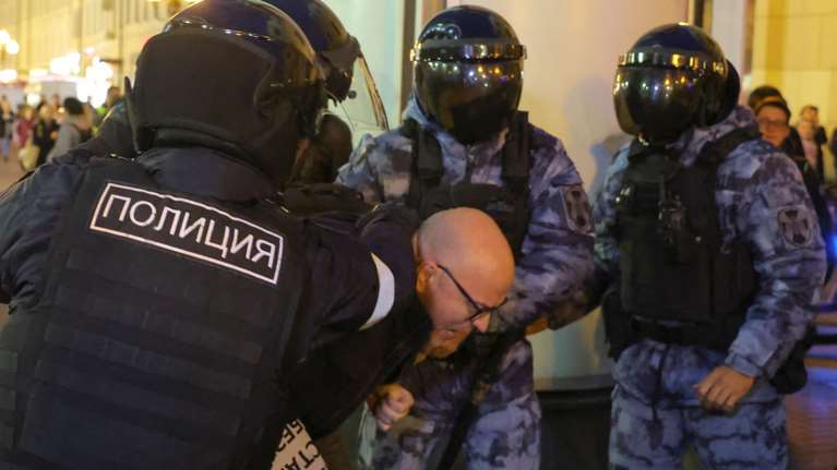 Ρωσία: Γιγαντώνεται η δυσαρέσκεια για την επιστράτευση του Πούτιν - Εκατοντάδες συλλήψεις [βίντεο]