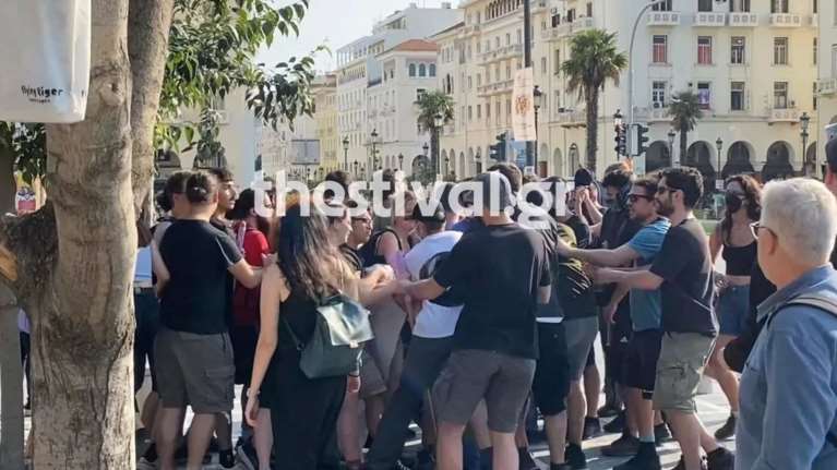 Επεισόδιο στη Θεσσαλονίκη: Αντιεξουσιαστές πήραν το πανό από μέλη ΣΥΡΙΖΑ - Στο νοσοκομείο δύο άτομα, καταγγέλλουν γροθιές