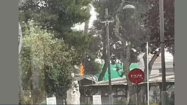 Μαρούσι: Έπεσε κεραυνός δίπλα σε κεντρική καφετέρια - Επιασαν φωτιά τα δέντρα [εικόνες]