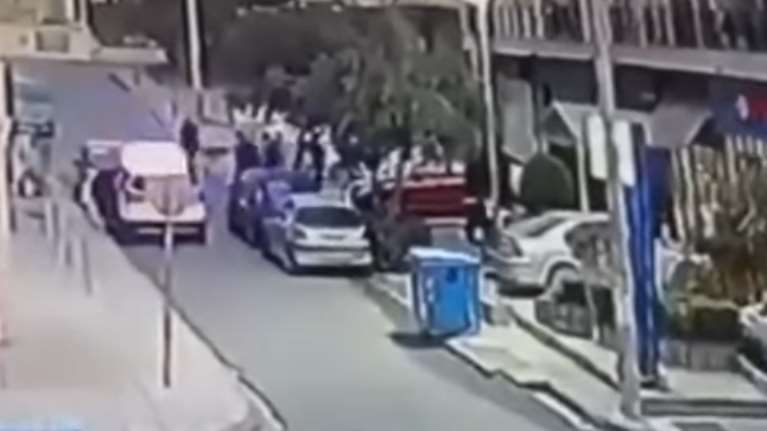 Θεσσαλονίκη: Αιματηρή επίθεση στον Εύοσμο - Σε κρίσιμη κατάσταση ένα άτομο - Βίντεο από τη συμπλοκή με μαχαίρια