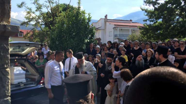 Σπαρακτικό αντίο στον 15χρονο που σκοτώθηκε από αεροβόλο - Στην εκκλησία του ιερέα πατέρα του η κηδεία [Εικόνες-Βίντεο]