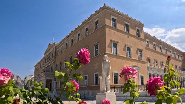 Κατατίθεται το προσχέδιο του προϋπολογισμού για το 2026: Ανάπτυξη 2,4% και χρέος 137,5% του ΑΕΠ, το χαμηλότερο από το 2010