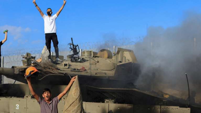 Πόλεμος προπαγάνδας: H Χαμάς δημοσιεύει βίντεο με Ισραηλινούς αιχμαλώτους να μεταφέρονται στη Γάζα