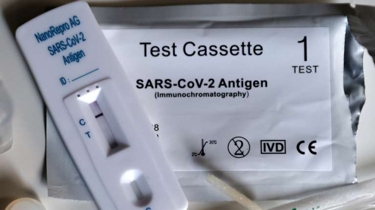 Self test: Από Δευτέρα στα ράφια των φαρμακείων - Βήμα βήμα η διαδικασία [βίντεο]