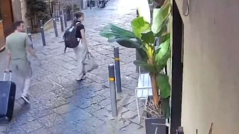 Τραγωδία με τουρίστρια στη Νάπολη: Αγαλμα έπεσε από μπαλκόνι και τη σκότωσε - Ερευνα αν το έριξαν παιδιά [βίντεο]