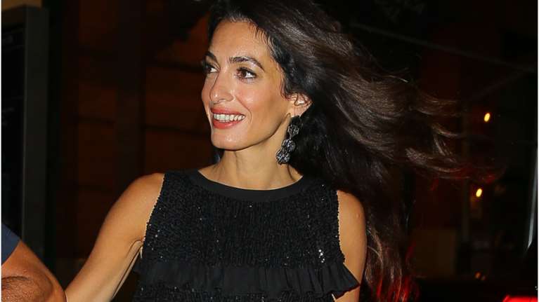 Party girl στη Νέα Υόρκη η Αμάλ Κλούνεϊ: Το απίθανο party dress που ανέδειξε τα ατελείωτα πόδια της
