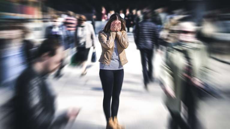 Γιατί το στρες μας γερνάει - Πώς αυξάνει τη βιολογική μας ηλικία και ο τρόπος να αντιστρέψουμε την ζημιά